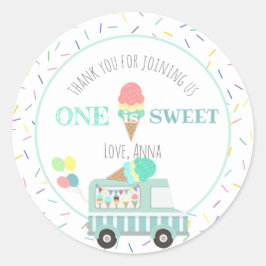 Eines ist Sweet Ice Cream First Birthday Gefallen Runder Aufkleber