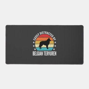 Einfach abgelenkt durch belgischen Tervuren-Hund Schreibtischunterlage