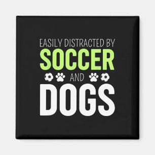 Einfach abgelenkt durch Fußball und Hunde Fußball Magnet