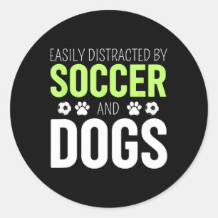 Einfach abgelenkt durch Fußball und Hunde Fußball Runder Aufkleber