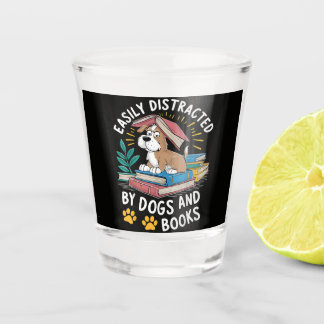 Einfach abgelenkt durch Hunde und Bücher Lustige H Schnapsglas