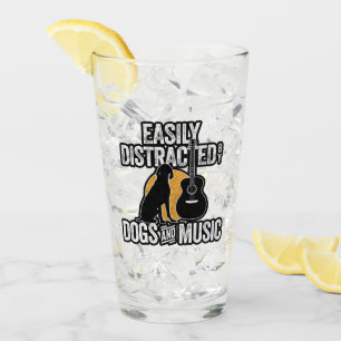 Einfach abgelenkt durch Hunde und Musik Glas