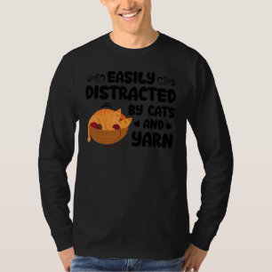 Einfach abgelenkt durch Katzen und Garn Strickgarn T-Shirt