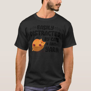 Einfach abgelenkt durch Katzen und Garn Strickgarn T-Shirt