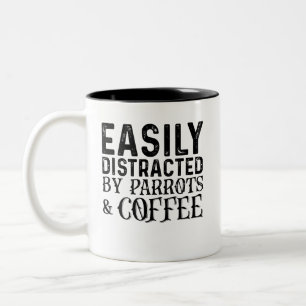 Einfach abgelenkt durch Papageien und Kaffee Zweifarbige Tasse