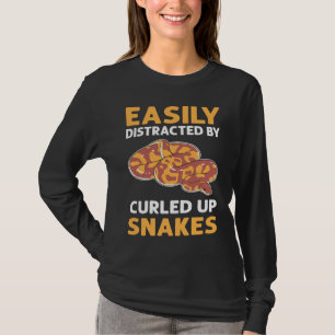 Einfach abgelenkt durch zusammengerollte Schlangen T-Shirt