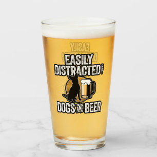 Einfach abgelenkt von Hunden und Bierglas Glas