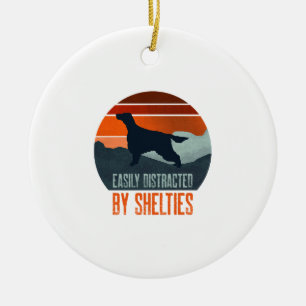 Einfach ablenkbar durch Shelties beim Spaziergang Keramik Ornament
