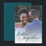Einfach besser zusammen Skript Vollständiges Foto  Save The Date<br><div class="desc">Dieses stilvolle Foto Save the Date eine Flachkarte mit handgeschriebener Typografie, Lesezeichen, "besser zusammen" über eine komplette Bleichfoto-Vorlage. Ein weißes Overlay am unteren Rand der Karte lässt den Text über fast jedem Foto stehen! Die Rückseite der Karte enthält ein einfaches, winziges Punktmuster in Weiß auf einem benutzerdefinierten Farbhintergrund. Für Designanfragen...</div>
