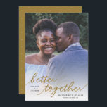 Einfach besser zusammen Skript Vollständiges Foto  Save The Date<br><div class="desc">Dieses stilvolle Foto Save the Date eine Flachkarte mit handgeschriebener Typografie, Lesezeichen, "besser zusammen" über eine komplette Bleichfoto-Vorlage. Ein weißes Overlay am unteren Rand der Karte lässt den Text über fast jedem Foto stehen! Die Rückseite der Karte enthält ein einfaches, winziges Punktmuster in Weiß auf einem benutzerdefinierten Farbhintergrund. Für Designanfragen...</div>