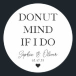 EINFACH DONUT ACHTUNG, WENN ICH HERZLICHE Gastgesc Runder Aufkleber<br><div class="desc">Ein klassischer Black Danke You Wedding Sticker mit "Donut Mind If I Do" in einem klassisch-modernen,  eleganten Schriftart. Sie können es einfach mit Ihren Namen und Hochzeitsdatum personalisiert.</div>