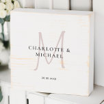 Einfach, elegant, monogramm, Hochzeit Holzkisten Schild<br><div class="desc">Einfach,  elegant,  monogramm,  Hochzeitsbox für Ihre Gastgeschenke. Ideal für Ihre Hochzeit und einfach zu bearbeiten. Füllen Sie Ihre Daten ein,  Sie können den Schriftart,  Position usw. durch "für Personalisierung" die werden.</div>