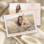 Einfach Elegant Quinceañera 2 Foto Blush und Gold Save The Date<br><div class="desc">Teilen Sie die freudige Nachricht von einer bevorstehenden Quinceañera Feier mit schicken modernen 2 Foto Save the Date Einladungen. Die Bilder und alle Formulierungen auf dieser Vorlage sind einfach zu personalisieren. Die Farben und Stile des Schriftartes lassen sich mit dem Zazzle Design Editor Tool einfach anpassen. Das Design in Rosa...</div>