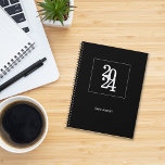 Einfach eleganter Minimalistischer Planer in Schwa<br><div class="desc">Einfach Minimalistischer, eleganter Schwarz/Weiß-Planer ist ideal für den Alltag, Büromitarbeiter, Veranstaltungsplaner oder für jeden beruflichen und persönlichen Gebrauch. Das elegante, minimale, einfache, elegante und moderne Design ist perfekt für die Geschäftswelt, mit einem Jahr und Namen, die sich an Ihre Wünsche anpassen lassen. Dieser Planer kann ein vollkommenes Geburtstagsgeschenk oder ein...</div>