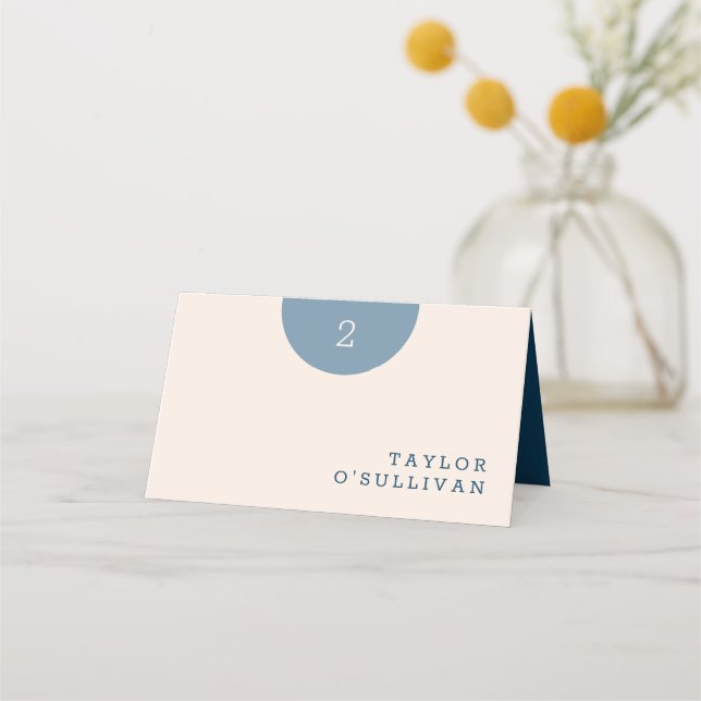 Einfach klassisches Blau- und CremeWedding Platzkarte (Vorderseite)