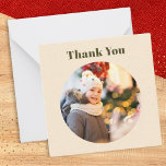 Einfach Minimalistisches Foto Weihnachten Vielen D Mitteilungskarte<br><div class="desc">Eine einfache, minimalistische Dankeschön-Karte zu senden, nachdem Sie ein Weihnachtsgeschenk erhalten. Klicken Sie auf "Personalisieren", um Ihr eigenes Foto in das Design hochzuladen, und es erscheint im Kreis auf der Vorderseite der cremefarbenen Karte. Die Begrüßung "Danke" liegt über dem Foto, in dunkelgrüner Typografie. Die Rückseite der Karte ist leer, damit...</div>