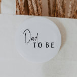 Einfach moderner neutraler Vater für Babydusche Button<br><div class="desc">Feiern Sie Ihre Kleine mit unserem schlichten, modernen, neutralen Baby Duschkopf, der auf Knopfdruck mit einem minimalistischen Schwarzweiß-Design, das modern und hübsch ist, steht. Das moderne, geschlechtsneutrale Ambiente mit seiner sauberen, boho-inspiriert Ästhetik eignet sich perfekt, um einen kleinen Jungen oder ein Mädchen zu jeder Jahreszeit willkommen zu heißen - sei...</div>