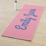 Einfach Niedlich Blau und Rosa Personalisiert Yogamatte<br><div class="desc">Diese maßgeschneiderte Yoga-Matte zeichnet sich durch ein niedliches,  modernes,  einfaches Design Ihres Namens in einem lustigen Typografie-Stil in Kobaltblau auf einem tausendjährigen rosa Hintergrund aus. Gute Geschenkidee.</div>