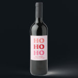 Einfach Retro Holiday Red Weinetikett<br><div class="desc">Mit diesem modernen Retro-Weihnachtsaufkleber mit dem Text "Ho Ho Ho Ho" mit individualisierbarem Text für Sie,  um in dieser Urlaubssaison ein Geschenk oder eine Leckerei ganz einfach zu personalisieren. Diese würden großartige Geschenkideen für Kunden und Freunde machen!</div>