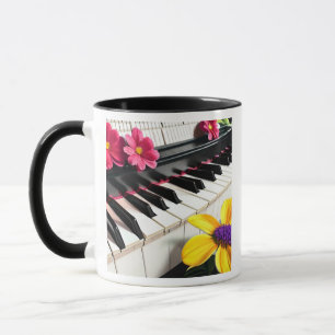 Einfach spielen Klavier und bunte Blumen Tasse