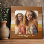 Einfache 1 Fotomontage - Warme Farbgrenze - Text Fliese<br><div class="desc">Verwenden Sie ein quadratisches Foto und machen Sie ein einzigartiges und trendiges Geschenk. Dieses moderne minimale Design beinhaltet einen Rahmen in einer Farbe Ihrer Wahl (im erweiterten Designbereich ändern) und eine einfache Textzeile, um beliebige Namen und andere Veranstaltungsinformationen hinzuzufügen. Wenn Sie etwas bewegen möchten, klicken Sie auf die Schaltfläche Anpassen,...</div>