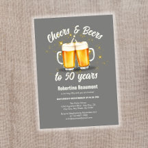 Einfache anklammernde Gläser prosten Biere zu 50 J