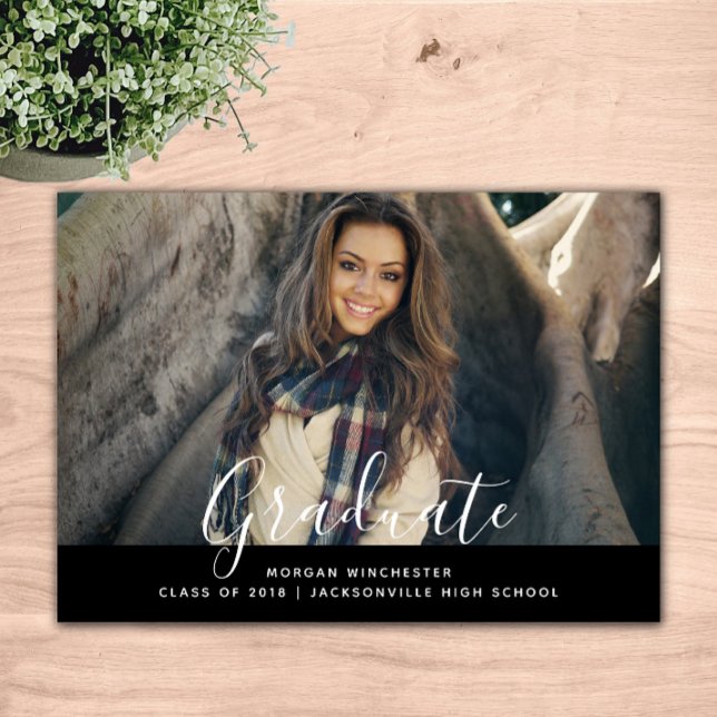 Einfache Ankündigung eines eleganten Abschlusses | (Black Simple Elegant Graduation Announcement)