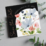 Einfache Arch Black and Pink Floral Wedding Save The Date<br><div class="desc">Einfache Arch Schwarz und Rosa Blütenhochzeit Speichern Sie die Datumskarten - elegantes botanisches Design mit rosa Script Typografie. Mit unseren modernen Boho-rett-the-date-Karten, die eine faszinierende Mischung aus blauen und rosafarbenen Blume und eine üppige Vegetation mit einem schwarzen Bogen präsentieren, verkünden Sie Ihre Hochzeit stilvoll. Das elegante botanische Design wird durch...</div>