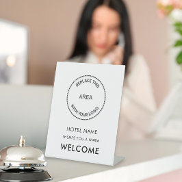 Einfache Begrüßung des Namens des Hotels in jeder  Sockelschild