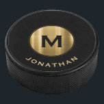 Einfache Bezeichnung für Schwarz-Gold-Klassiker Eishockey Puck<br><div class="desc">Das mit Monogramm Design mit einem gebürsteten Metallic-Monogramm-Emblem auf schwarzem Hintergrund mit Ihrem personalisierten Initial und Namen in klassischer Blocktypografie. Personalisieren Sie Ihre Eingabe und Ihren Namen.</div>