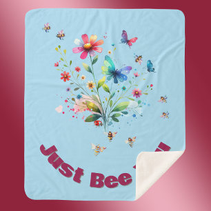 Einfache Bläserfarben-Monogramm-Biene auf blau Sherpadecke
