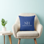 Einfache blaue Monogram modern Kissen<br><div class="desc">Modernes Handkissen mit einem schlichten und minimalblauen Design mit Ihrem Monogramm in einem kühlen Schriftart zusammen mit Ihrem Namen.</div>