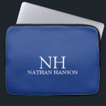 Einfache blaue Monogram modern Laptopschutzhülle<br><div class="desc">Moderner Laptop-Ärmel mit einem schlichten und minimalen blauen Design mit Ihrem Monogramm in einem fett gedruckten Schriftart zusammen mit Ihrem Namen.</div>