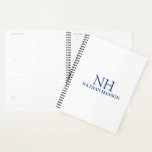 Einfache blaue Monogram modern Planer<br><div class="desc">Moderner Businessplaner mit einem schlichten und minimalen Blau-Weiß-Design mit Ihrem Monogramm in einem kühlen Schriftart zusammen mit Ihrem Namen vorne. Auf der Rückseite finden Sie Ihre Kontaktdaten.</div>