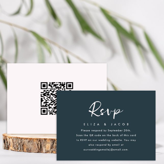 Einfache Blue Blush Wedding RSVP Skript QR Code Karte (Von Creator hochgeladen)