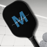 Einfache Blue Letter Name Monogram Pickleball Schläger<br><div class="desc">Erstellen Sie Ihre eigene Personalisierte einfache Black Blue Letter Name Monogram Pickleball Paddel. Dieses schicke Pickleball-Paddel verfügt über ein stylisches Monogramm auf der Vorderseite mit einem flachen blauen Initial auf einem schwarzen Hintergrund, gepaart mit einem klassischen weißen Skriptnamen für eine personalisierte Touch. Der Rücken bleibt schlicht schwarz, aber Sie können...</div>