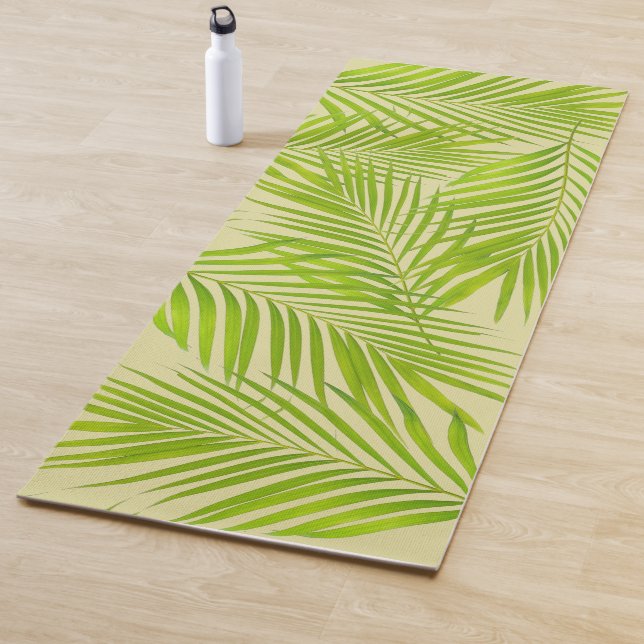 Einfache botanische Grünpalme-Blätter auf hellbeig Yogamatte (Beispiel)