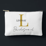 Einfache Bridesmaid-Geschenk-Monogramm, Name Zubehörtasche<br><div class="desc">Feiern Sie Ihre Brautjungfrauen mit unserem Personalisierten Bridesmaid Accessoires Pouch! Dieser elegante Beutel kann mit seinem Monogramm und seinem Namen individuell gestaltet werden, was ihn zu einem nachdenklichen und einzigartigen Geschenk macht, das sie lange nach Ihrem besonderen Tag schätzen werden. Dieser Beutel eignet sich perfekt zum Anhalten von Schminken, Schmuck...</div>