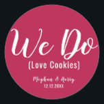 Einfache Burgund wir machen Liebe Cookies Gastgesc Runder Aufkleber<br><div class="desc">Einfach machen wir Liebe Cookies Gastgeschenk Hochzeit Leckerei Klassischer Rundaufkleber</div>