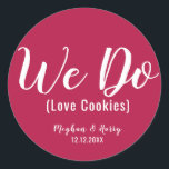 Einfache Burgund wir machen Liebe Cookies Gastgesc Runder Aufkleber<br><div class="desc">Einfach machen wir Liebe Cookies Gastgeschenk Hochzeit Leckerei Klassischer Rundaufkleber</div>