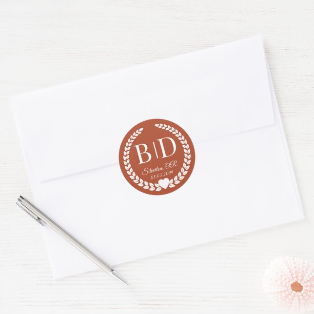 Einfache Burnt Terracotta Orange Monogram Wedding Runder Aufkleber (Umschlag)