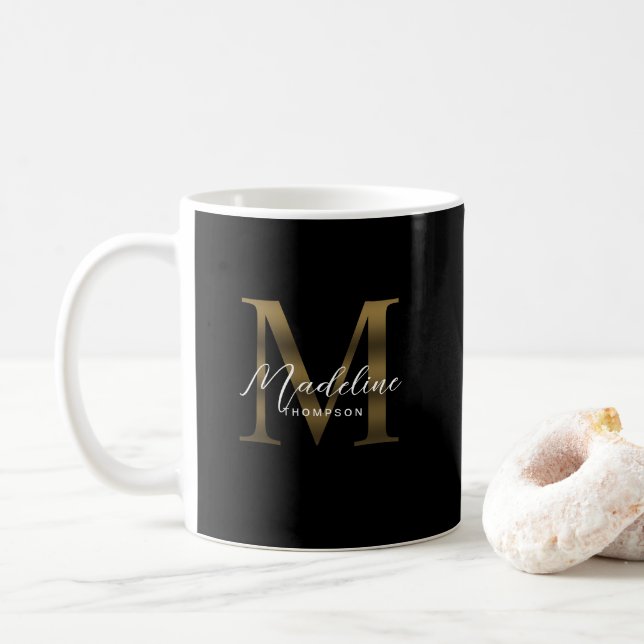 Einfache Chic Script Metallic Black Gold Monogram Kaffeetasse (Mit Donut)