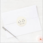 Einfache Creme Moderne Hochzeit Runder Aufkleber<br><div class="desc">Elegante Hochzeitsaufkleber mit einem einfachen und minimalen Layout mit "We Do" in zeitgenössischer Schrifttyp. Klassisches Design mit moderner Touch.</div>