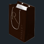 Einfache dunkelbraune Monogramm-Personalisierte Tr Mittlere Geschenktüte<br><div class="desc">Diese dunkelbraune personalisierte Trauzeugen Geschenktasche mit dem Namen des personalisierten Trauzeugen und der kalligraphischen Monografie. Ändern Sie den Hintergrund und die Schriftart-Farben ganz einfach,  wenn Sie möchten.</div>