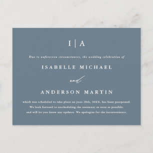 Einfache dusty blue Monogramm Hochzeit verschoben Ankündigungspostkarte