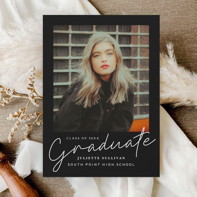 Einfache Einladungen für moderne Skripte zum Foto (Elegant modern script graduate 3 photo graduation invitation announcements.)