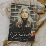 Einfache Einladungen für moderne Skripte zum Foto<br><div class="desc">Dieses moderne,  elegante Foto Abschluss Einladungs-Combi bietet ein Script-Graduate-Overlay und individuell anpassbaren Namen,  Schule und Foto an der Vorderseite. Die Rückseite bietet Glückwünsche und Veranstaltungsdetails mit weiteren 2 Fotos. Eine tolle Art,  Ihren Absolventen zu präsentieren.</div>