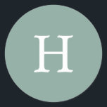 Einfache Einseitiges Grünes Monogramm Hochzeit Runder Aufkleber<br><div class="desc">Einfache und dennoch elegante Hochzeitsaufkleber mit dem Monogramm in einem weißen Serif-Schriftart über einem schlängelgrünen Hintergrund. Die Schriftart- und Hintergrundfarben können in beliebig viele Farben geändert werden. Ein einfaches und schlichtes Design,  das immer noch als stilvoll erscheint. Diese modernen und minimalistischen Aufkleber machen großartige Umschlag Aufkleber.</div>