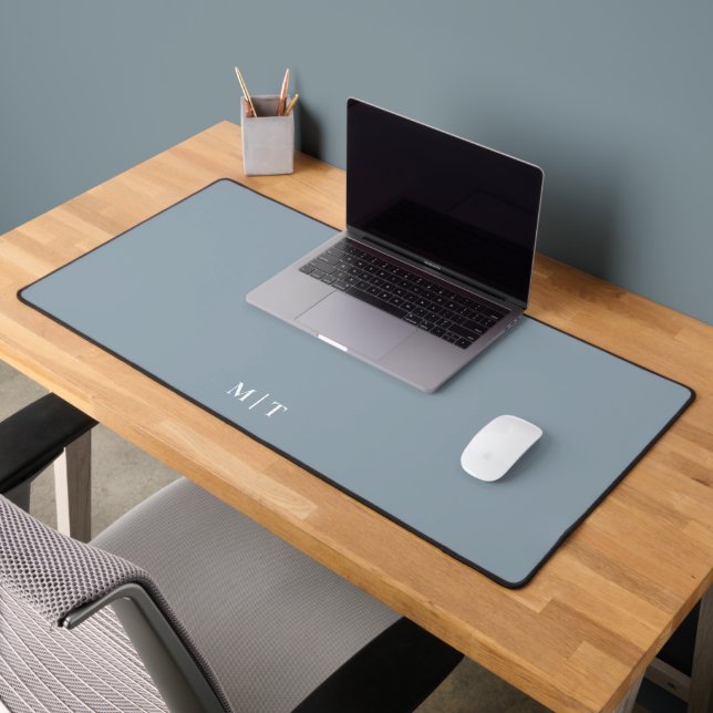 Einfache Elegant-Dusty-Blue-Monogram-Initialen Schreibtischunterlage (Büro 2)