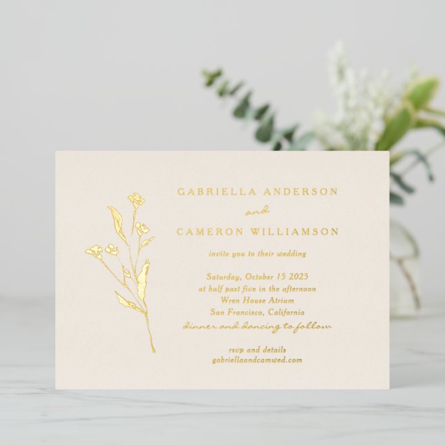 Einfache Elegante Blumenhochzeit Elfenbeinschwarz  Folieneinladung (Stehend vorne)